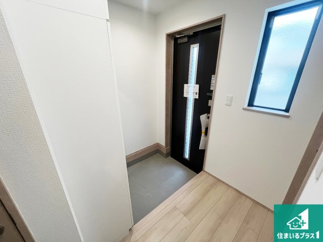 神戸市須磨区東落合　新築一戸建ての玄関|シューズボックスにはたくさんの靴が収納できるので玄関周りはいつもスッキリ！ご家族が増えても安心！