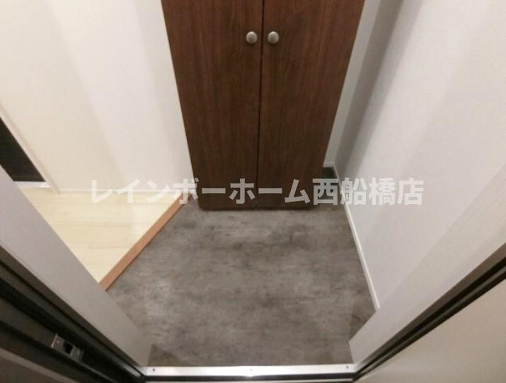 千葉市花見川区幕張町６丁目のアパートの玄関