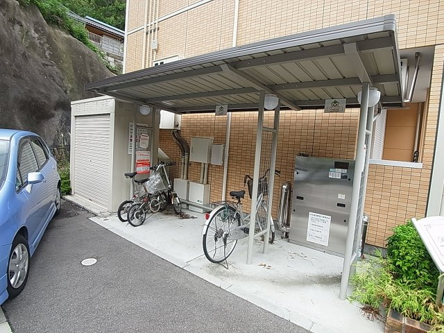 メゾン・オランジュのその他共用部分|敷地内にバイクも置けます