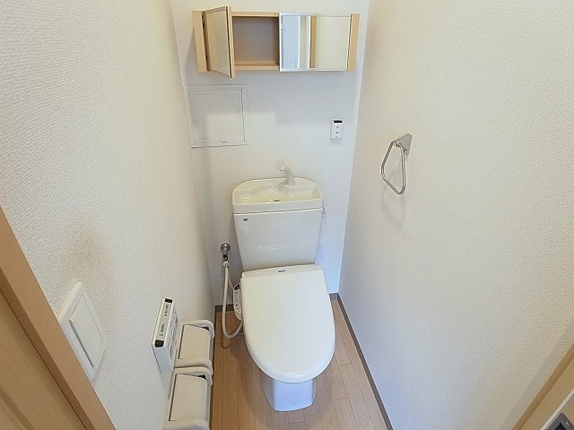 メゾン・オランジュのトイレ|温水洗浄便座付きのトイレ、上部には収納棚も完備
