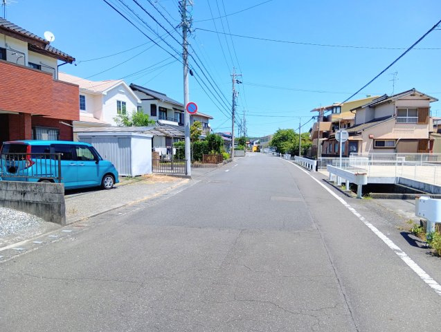 売土地　焼津市石津港町の前面道路含む現地写真|東側方向：見通しの良い前面道路が続き、開放感のある街並み。車の出入りもしやすいゆとりある道路です。