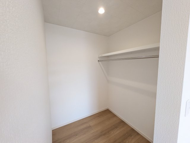 土浦市中村南　新築戸建て　2号棟の収納|大容量のウォークインクローゼット。衣類はもちろん、スーツケースや季節の家電もまとめて収納でき、居室空間をすっきりと保ちます。