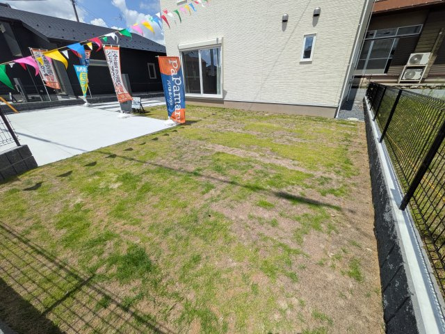 土浦市中村南　新築戸建て　2号棟の庭|リビングに明るい光を届ける広々とした南庭。
お子様の遊び場やペットのスペースとしても最適です。
室内外で心地よい暮らしが叶います。