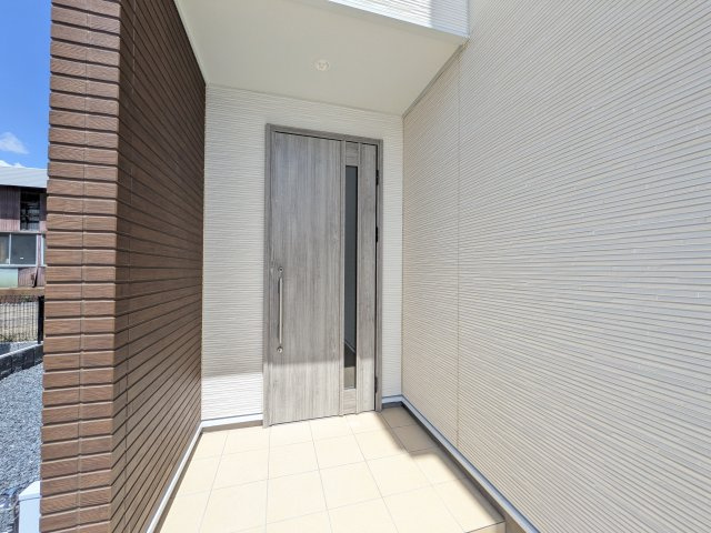 土浦市中村南　新築戸建て　2号棟の玄関|お洒落な玄関ドアと洗練された外壁デザイン。家の顔にふさわしい上質な佇まいで、ご家族やお客様を迎えます。