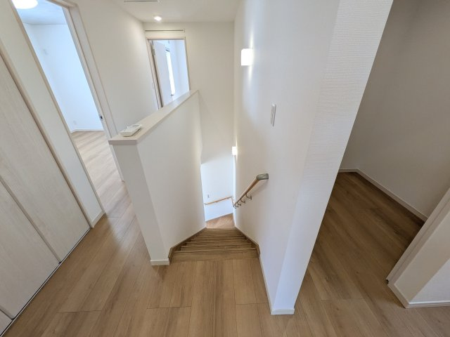 土浦市中村南　新築戸建て　2号棟の内装|窓付きで明るい階段は、手すり付きでお子様からご年配の方まで安心して上り下りができます♪