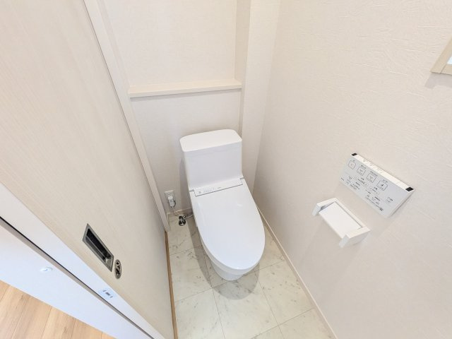 土浦市中村南　新築戸建て　2号棟のトイレ|高い節水性能で、水道代を大幅にカット。環境とお財布に優しく、家計をしっかりサポートします。
もちろん温水洗浄便座付きです♪