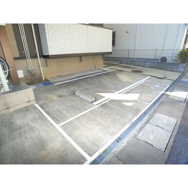 メゾンフォレストの駐車場