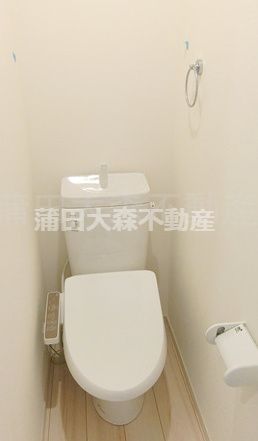 MELDIA下丸子のトイレ|棚と温水洗浄便座付きのトイレ