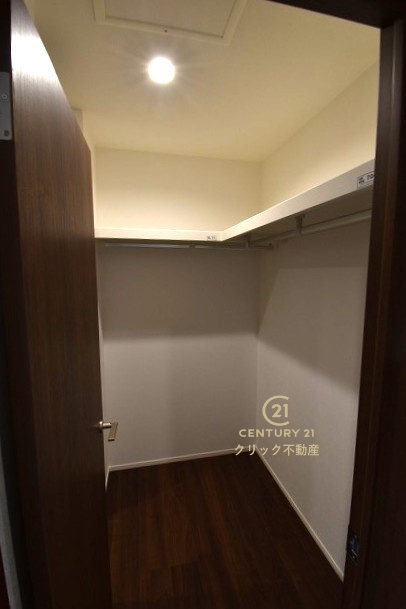 ジュン・ホーム　 日立市河原子町　2丁目　の収納|2階、家族共有の収納スペースです。大容量のウォークインクローゼットなので、厚手のコートなど季節の衣類や旅行用の大きなバッグ、帽子などもスッキリ片付きます。