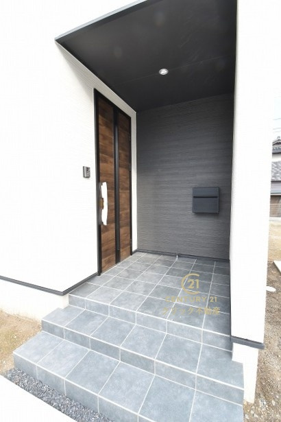 ジュン・ホーム　 日立市河原子町　2丁目　の玄関|玄関周りも洗練されたデザインです。機能的な郵便受けも設置しております。