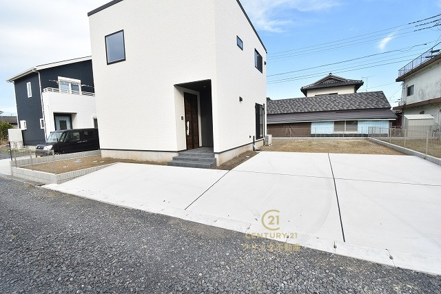 ジュン・ホーム　 日立市河原子町　2丁目　の駐車場|並列駐車可能なカースペースを確保。毎日のお車の出し入れがストレスなく行えます！
内覧可能です。ご予約はHPから、またお電話でも、お気軽にどうぞ。
