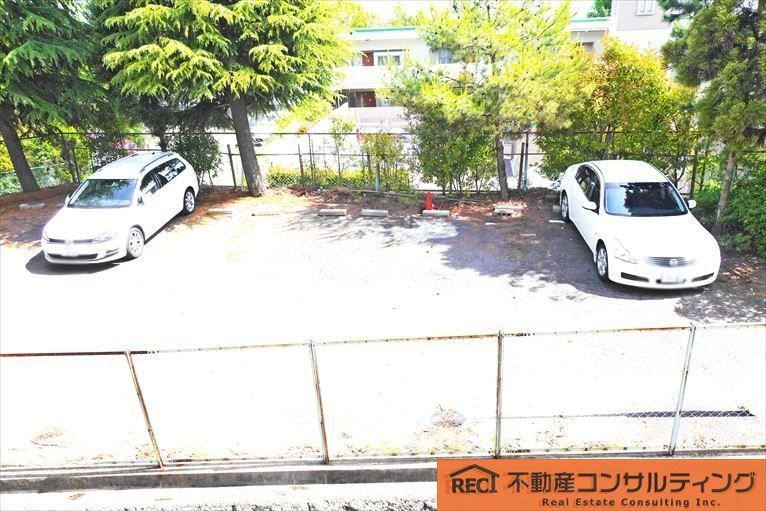 シャトー御影の駐車場
