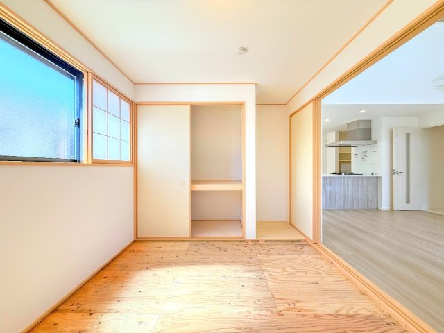 泉区新橋町　新築戸建て　第3の和室|◆気持ちの良い風が室内へ入り込む居室。家具を配置しても広々ご利用いただけます！！