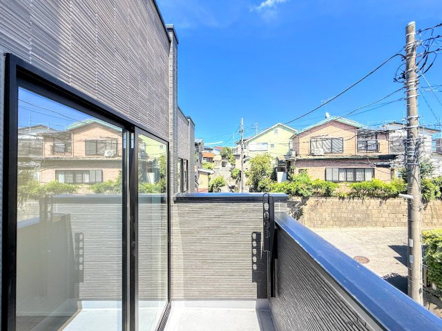 泉区新橋町　新築戸建て　第3のバルコニー|◆広いバルコニーは寝室と子供部屋からアクセスできる2WAY動線。お布団も洗濯物もたくさん干せます！！
