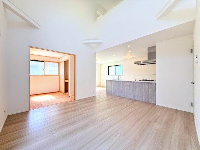 泉区新橋町　新築戸建て　第3の居間・リビング|◆ご家族の会話がはずむ、開放的なＬＤＫです。休日はお陽さまの光をたっぷりととりこめるぽかぽかリビングで過ごしませんか？