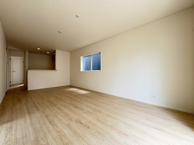 CRADLE GARDEN　小倉北区井堀第1の居間・リビング|17帖のLDKで、ゆとりある暮らしを叶えます。