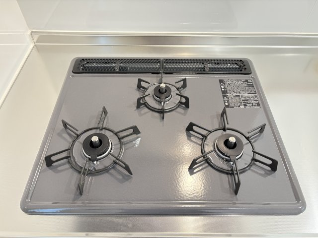 CRADLE GARDEN　小倉北区井堀第1のキッチン|3口ガスコンロで、複数の調理を同時に行えます