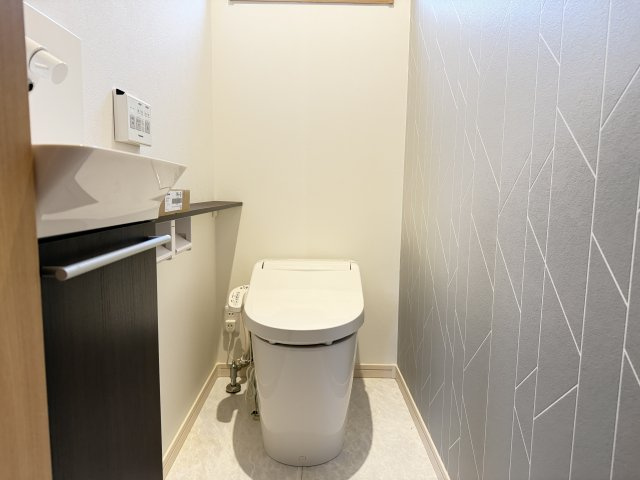 香芝市磯壁5丁目 全5区画 2号地のトイレ|温水洗浄便座付きトイレ