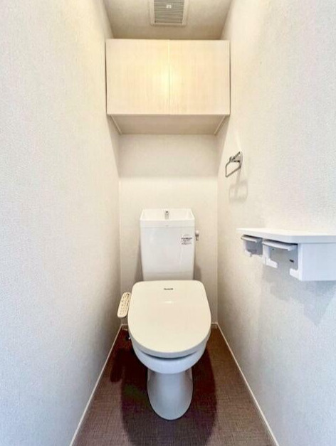 合志市須屋のアパートのトイレ|落ち着いた色調のトイレです