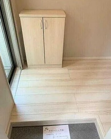 足立区柳原２丁目のアパートの玄関