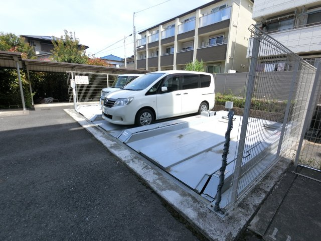 レジディア浦安の駐車場