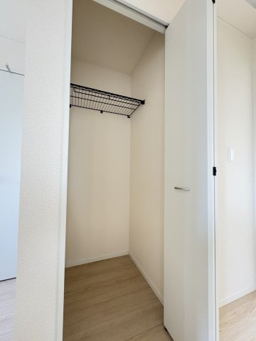 CRADLE GARDEN　小倉北区井堀第1の収納|廊下にクローゼットを備え、日用品や掃除用品などをすっきり収納できます。