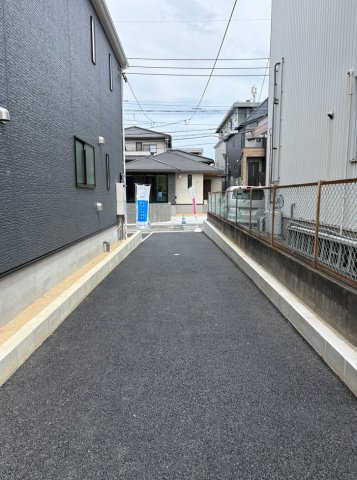 CRADLE GARDEN　小倉北区井堀第1の前面道路含む現地写真|敷地延長部分もゆとりを確保しており、敷地内への出入りがしやすい設計です。