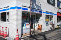 ローソン三鷹台駅前店まで547m
