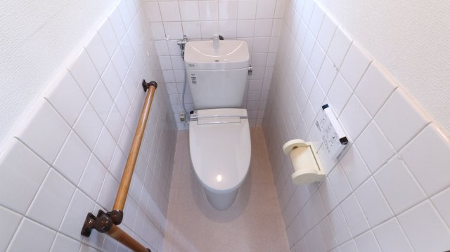 塩屋町9丁目戸建のトイレ