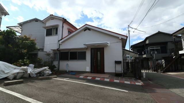 塩屋町9丁目戸建の駐車場