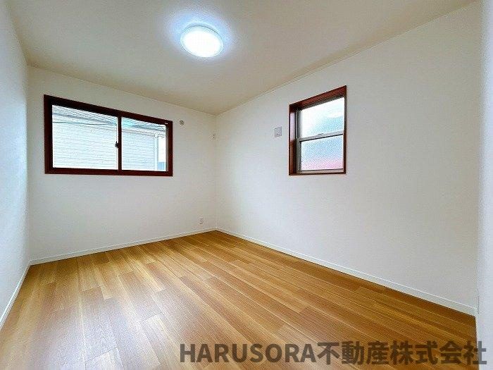 高槻市北大樋町　2階建の洋室
