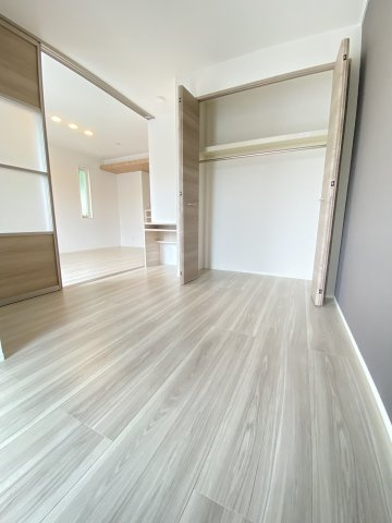 落ち着いた色調の洋室です♪