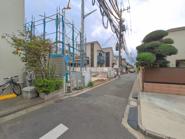 杉並区阿佐谷北6丁目 全3棟 2号棟の前面道路含む現地写真|伸びやかな北側3.8公道
阿佐谷北の生活しやすい住環境です