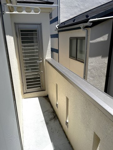 【バルコニー】 | 練馬区富士見台3丁目　中古戸建て | 陽当りのよい住宅エリアなので多くの陽光が降り注ぐバルコニー