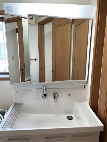 【独立洗面台】 | 練馬区富士見台3丁目　中古戸建て | 美しさと機能性を兼ね備えた収納豊富な洗面化粧台です