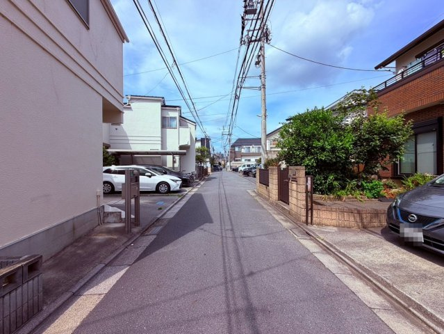 【前面道路含む現地写真】 | 練馬区富士見台3丁目　中古戸建て | 高く青い空を感じて暮らす街並みの一角、静かな暮らしを送れます
