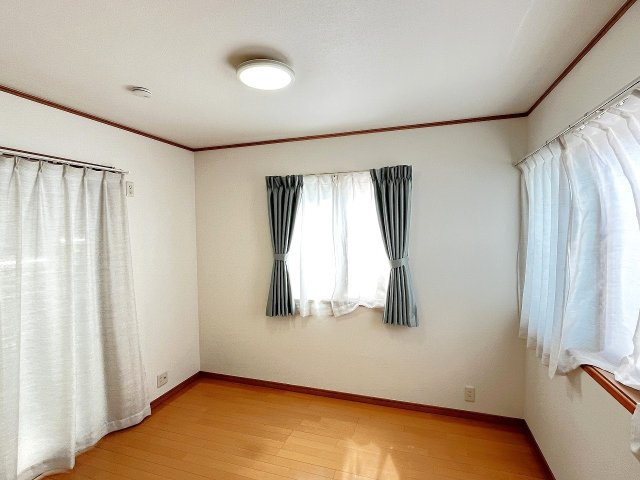 【洋室】 | 練馬区富士見台3丁目　中古戸建て | 採光面が多く取られているので室内が明るく、爽やかな雰囲気です