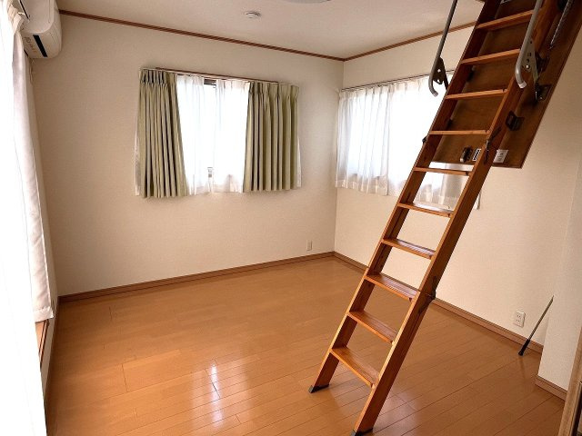 【洋室】 | 練馬区富士見台3丁目　中古戸建て | 感性を育むプライベートルームはシンプルでスマートな空間です
