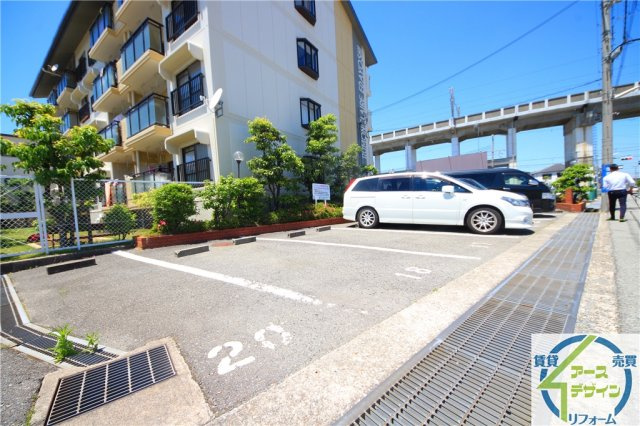 ルモンクレール枝吉の駐車場