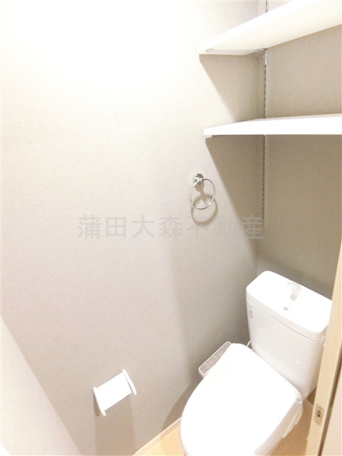 MELDIAメルディア池上のトイレ|棚と温水洗浄便座付きのトイレ