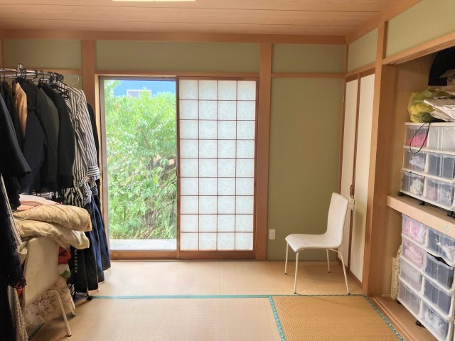 売中古戸建　駿河区広野2丁目の和室|1階の和室の外には桃畑が見えます。（隣地）
