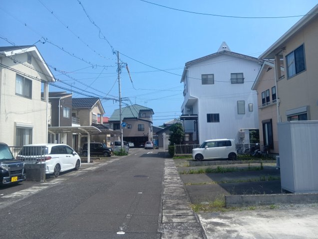 売中古戸建　駿河区広野2丁目の前面道路含む現地写真|前面道路幅は6ｍあって余裕をもって駐車できます！