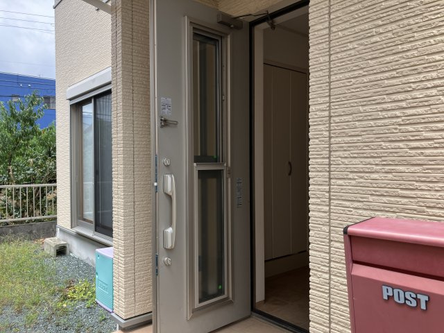 売中古戸建　駿河区広野2丁目の玄関|玄関ドアに網戸が付いていて風通しが良いです！