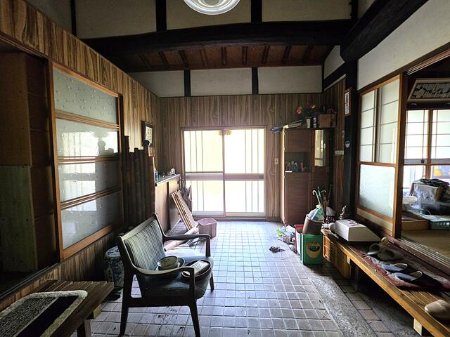 瑞浪市陶町大川の中古一戸建の玄関