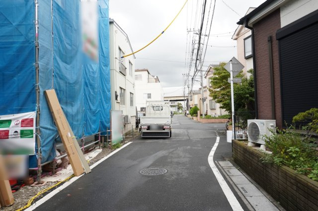 草加市青柳2丁目 新築分譲住宅の前面道路含む現地写真