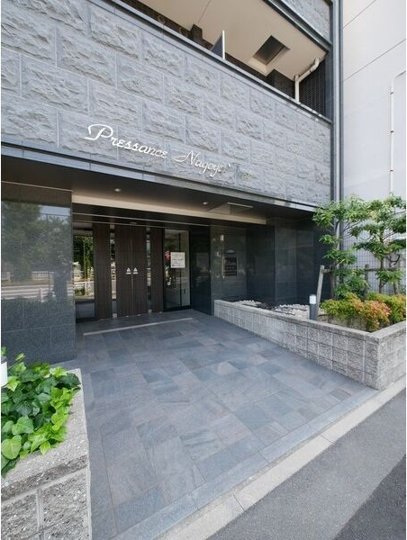 プレサンスNAGOYAファストのエントランス