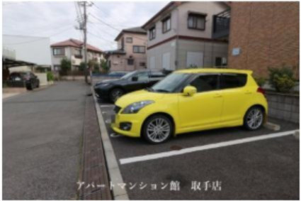 レオネクストアルストロメリアの駐車場
