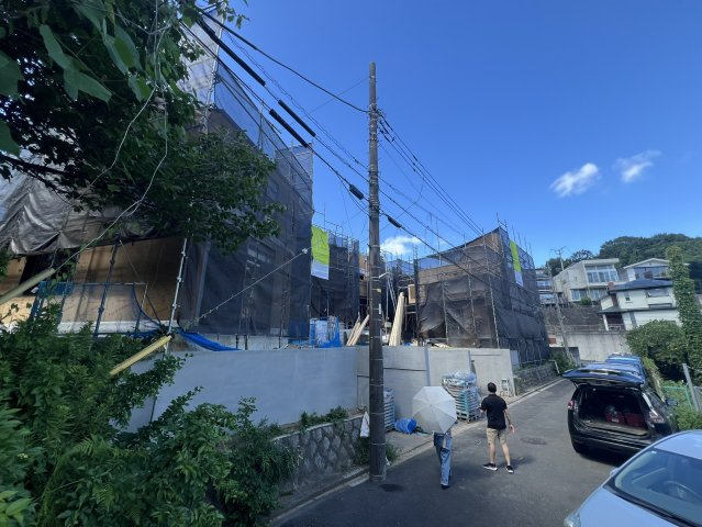 多摩市桜ケ丘１丁目 全５棟の前面道路含む現地写真