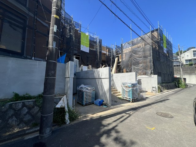 多摩市桜ケ丘１丁目 全５棟の前面道路含む現地写真