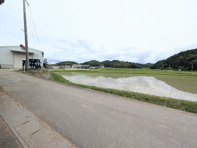 姫路市山田町南山田　建築条件なし土地　　の外観|道路北西側側。周辺はのどかな田園風景です。南約50mで国道「小野香寺線」とアクセスも良好です。